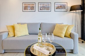 Comfort Suite, 1 Bedroom, Balcony | Living room