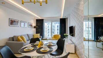 Comfort Suite, 1 Bedroom, Balcony | In-room dining