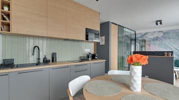 Apartemen Deluks | Dapur pribadi | Kompor, mesin pencuci piring, ketel listrik, dan kursi makan untuk bayi