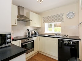 Geladeira, lava-louças, chaleira elétrica, torradeira