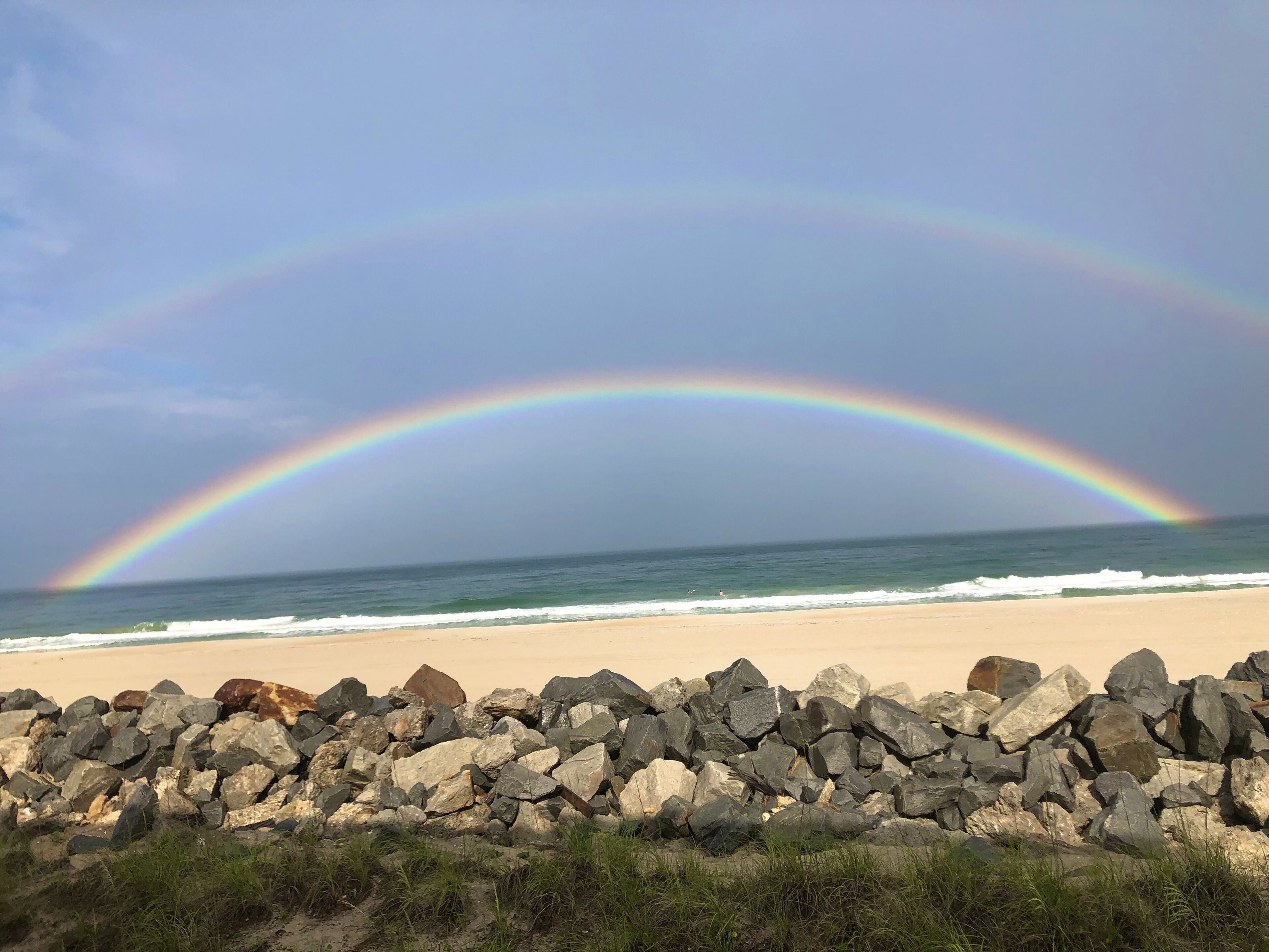 På stranden
