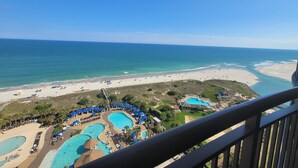Een resort met meerdere zwembaden, een strand en uitzicht op de oceaan.