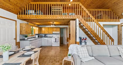 Pineridge Point Cabin - Unwind in the hot tub or get Cozy Next to the Woodstove