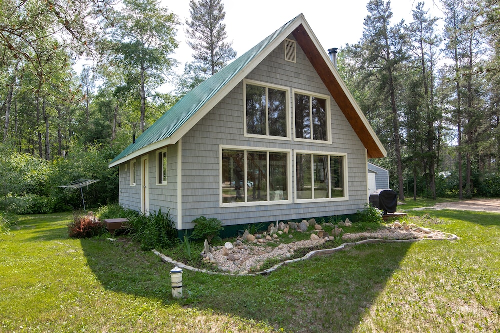 Pineridge Point Cabin - Unwind in the hot tub or get Cozy Next to the Woodstove