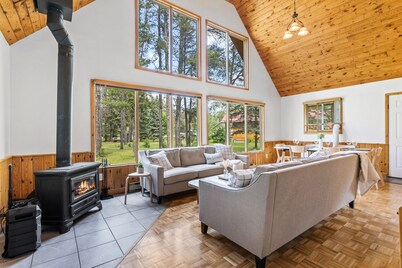 Pineridge Point Cabin - Unwind in the hot tub or get Cozy Next to the Woodstove