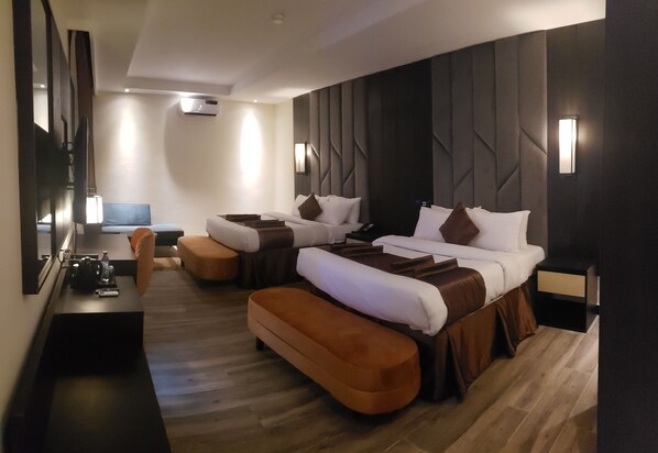 プレミアム ダブルまたはツインルーム | デスク、ノートパソコン用作業スペース、WiFi (無料)、ベッドシーツ