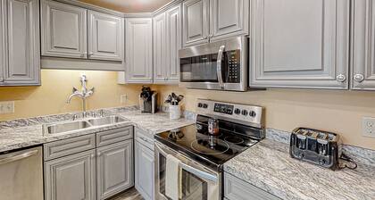 Dog-friendly coastal condo with pool and beach access - snowbird-friendly