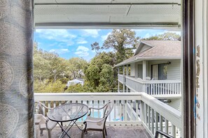 Outdoor dining - Dog-friendly coastal condo with pool and beach access - snowbird-friendly (Myrtle Beach)