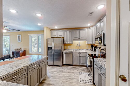 Dog-friendly coastal condo with pool and beach access - snowbird-friendly