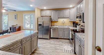 Dog-friendly coastal condo with pool and beach access - snowbird-friendly