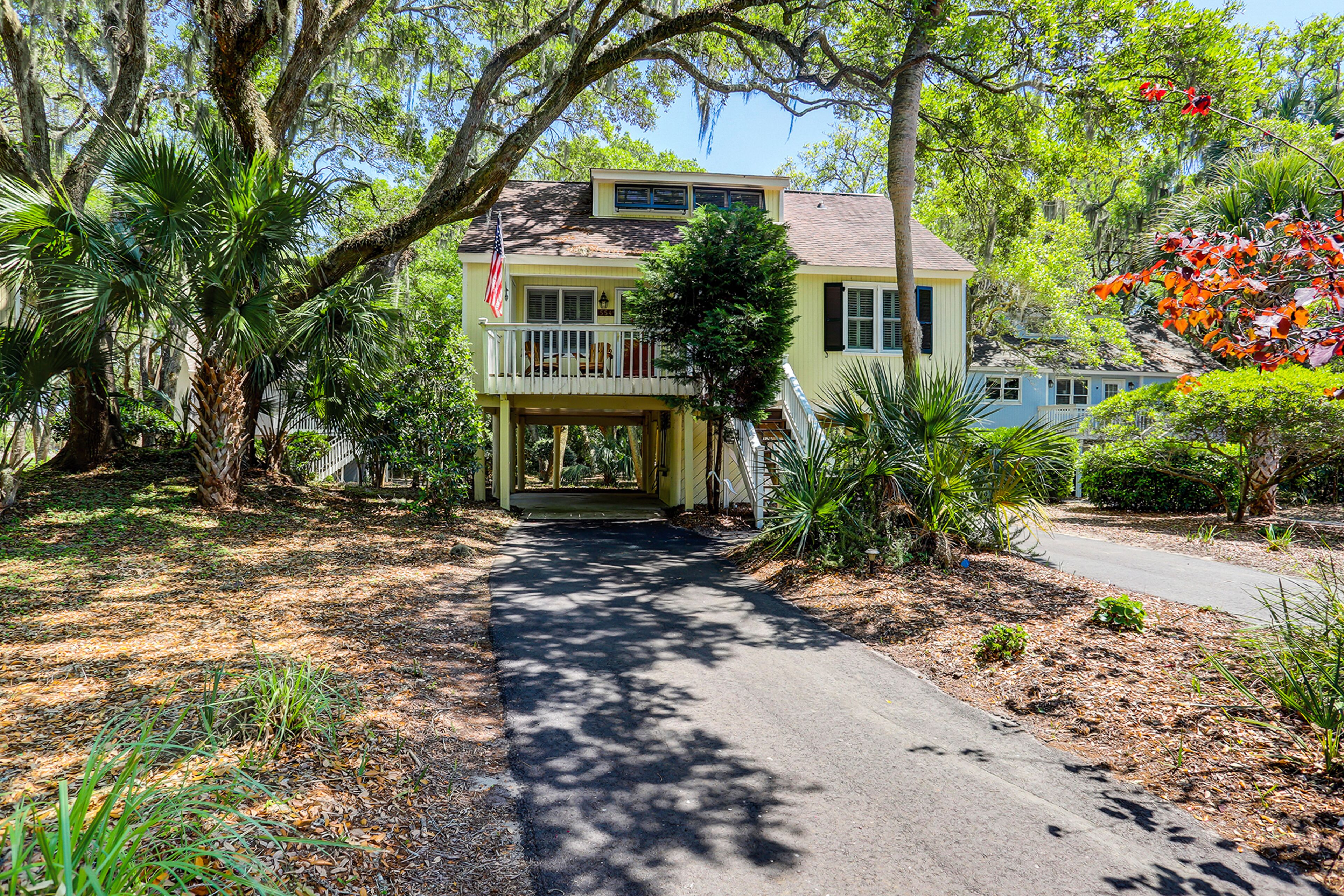 Lowcountry cottage with deck & fireplace + on-site pool, tennis, & golf