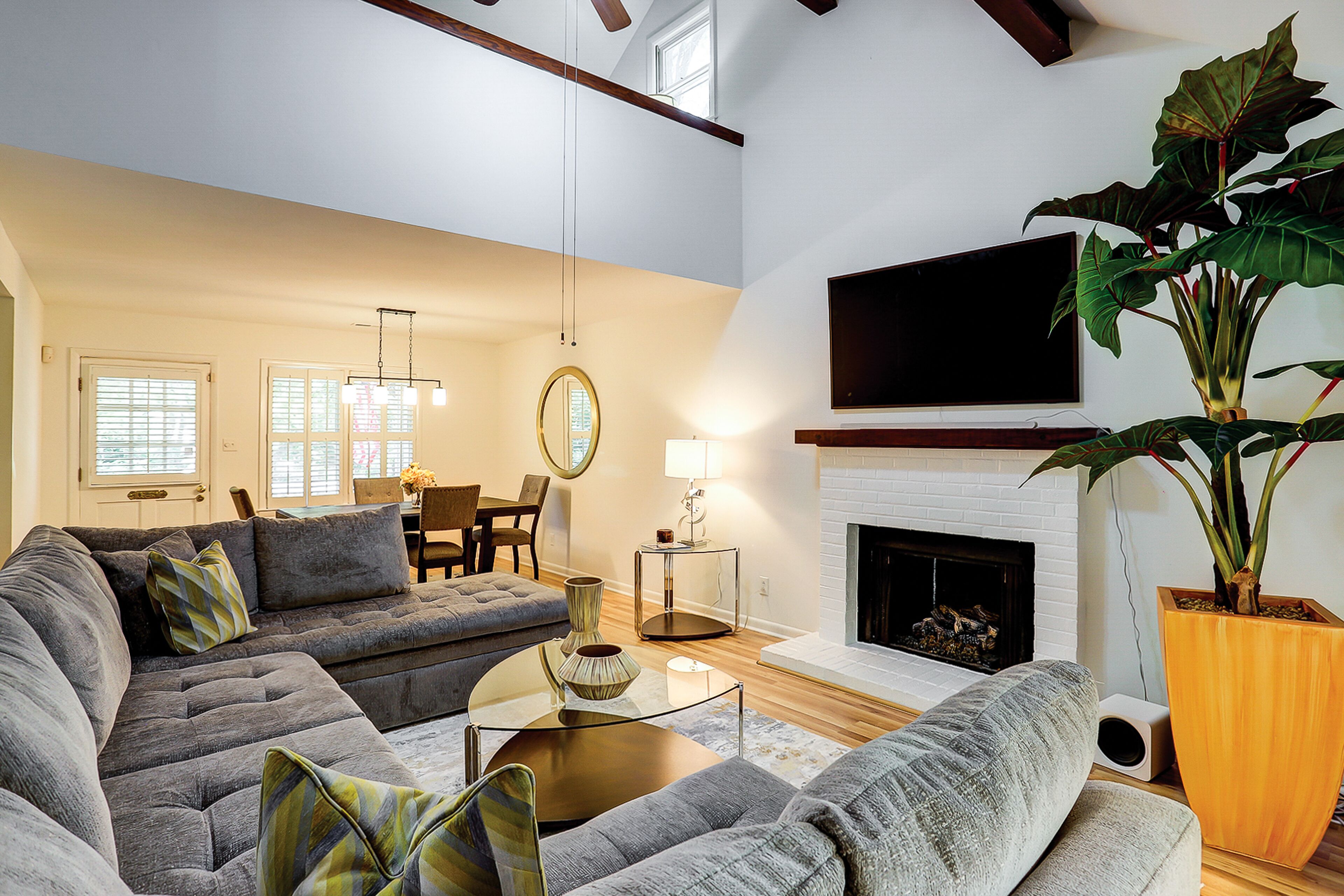 Lowcountry cottage with deck & fireplace + on-site pool, tennis, & golf