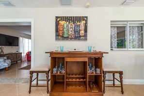 Interior - SOLE ESCAPE, with heated pool, dog friendly, only 1 mile to beach (Naples)