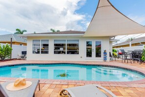 Alberca al aire libre y alberca climatizada