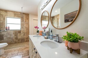 Shower, hair dryer, towels, soap - SOLE ESCAPE, with heated pool, dog friendly, only 1 mile to beach (Naples)