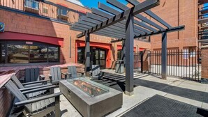 Un espace extérieur aménagé avec des chaises Adirondack et un foyer.