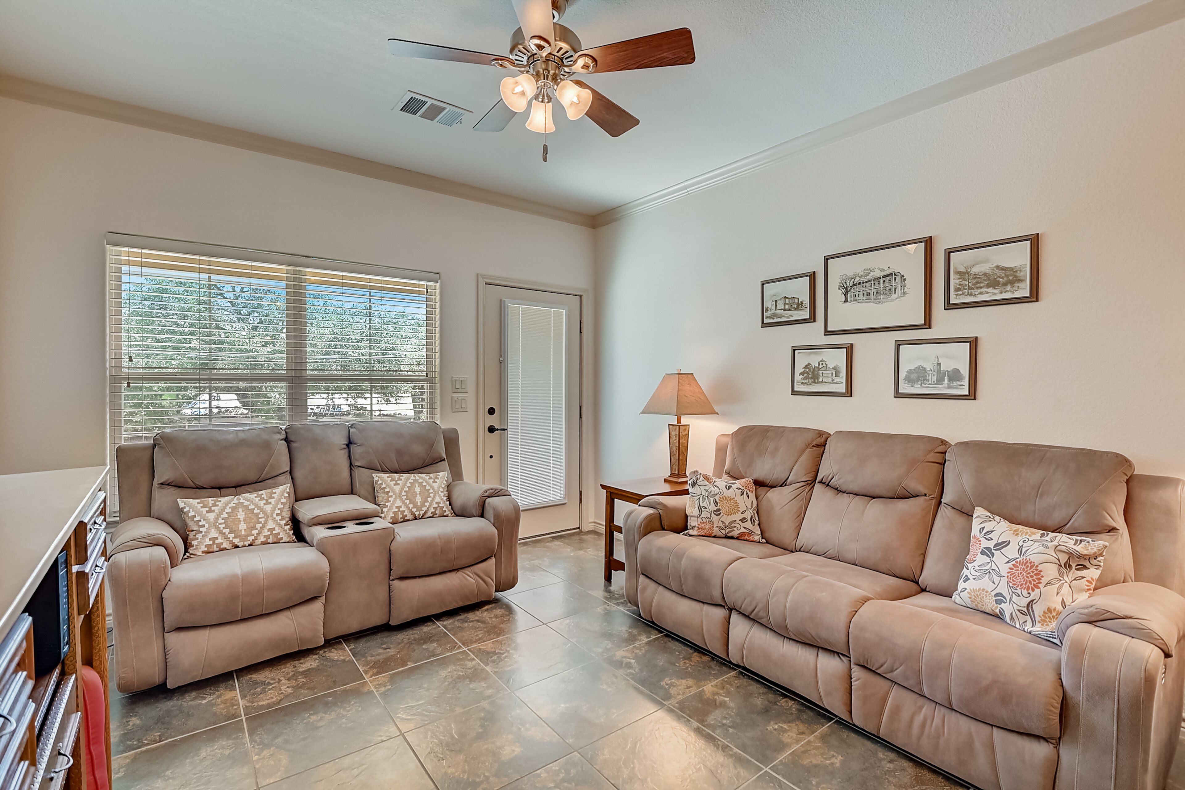 Cozy Hill Country home with hot tub, grill, patio, W/D, & AC