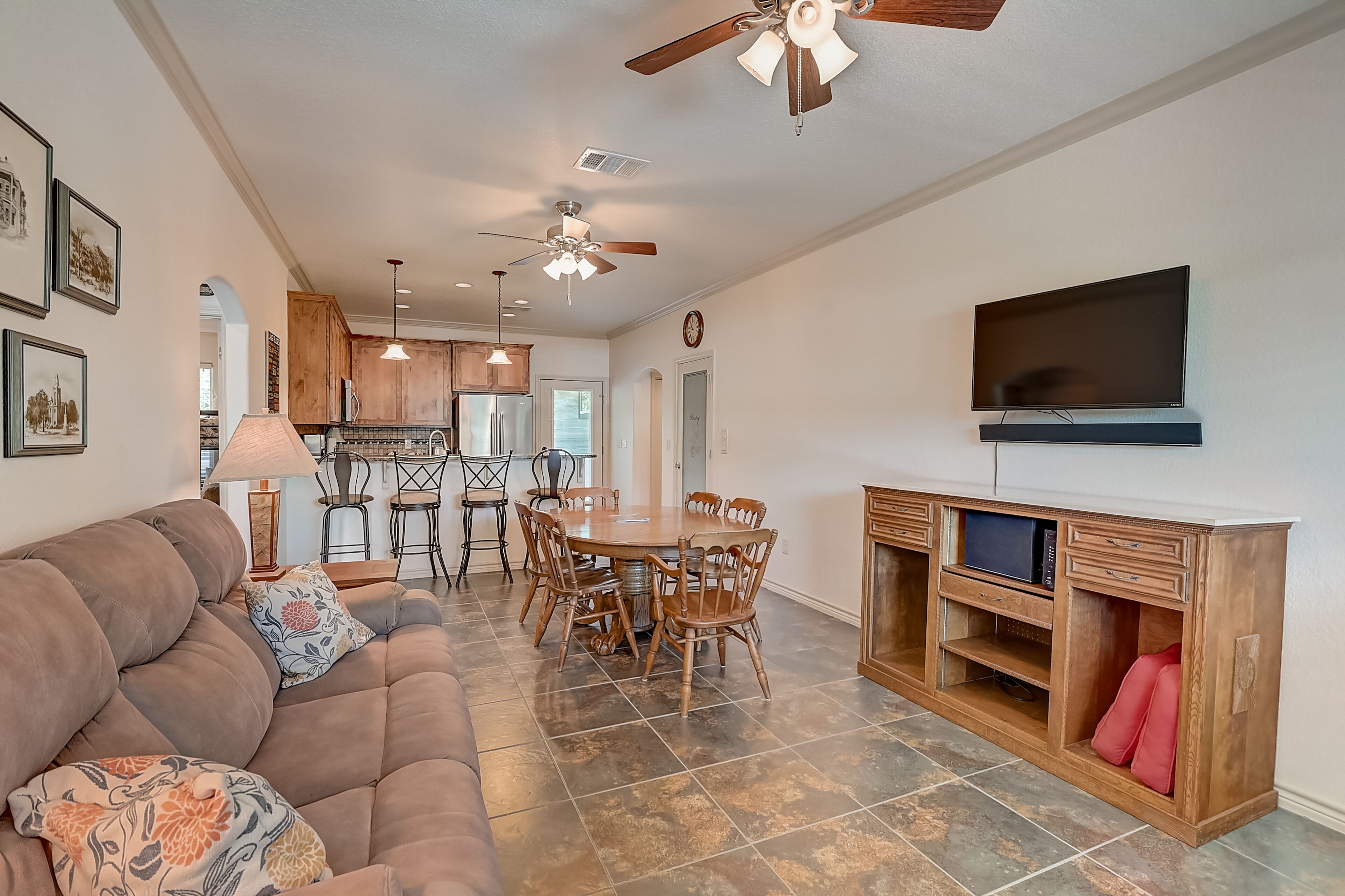 Cozy Hill Country home with hot tub, grill, patio, W/D, & AC