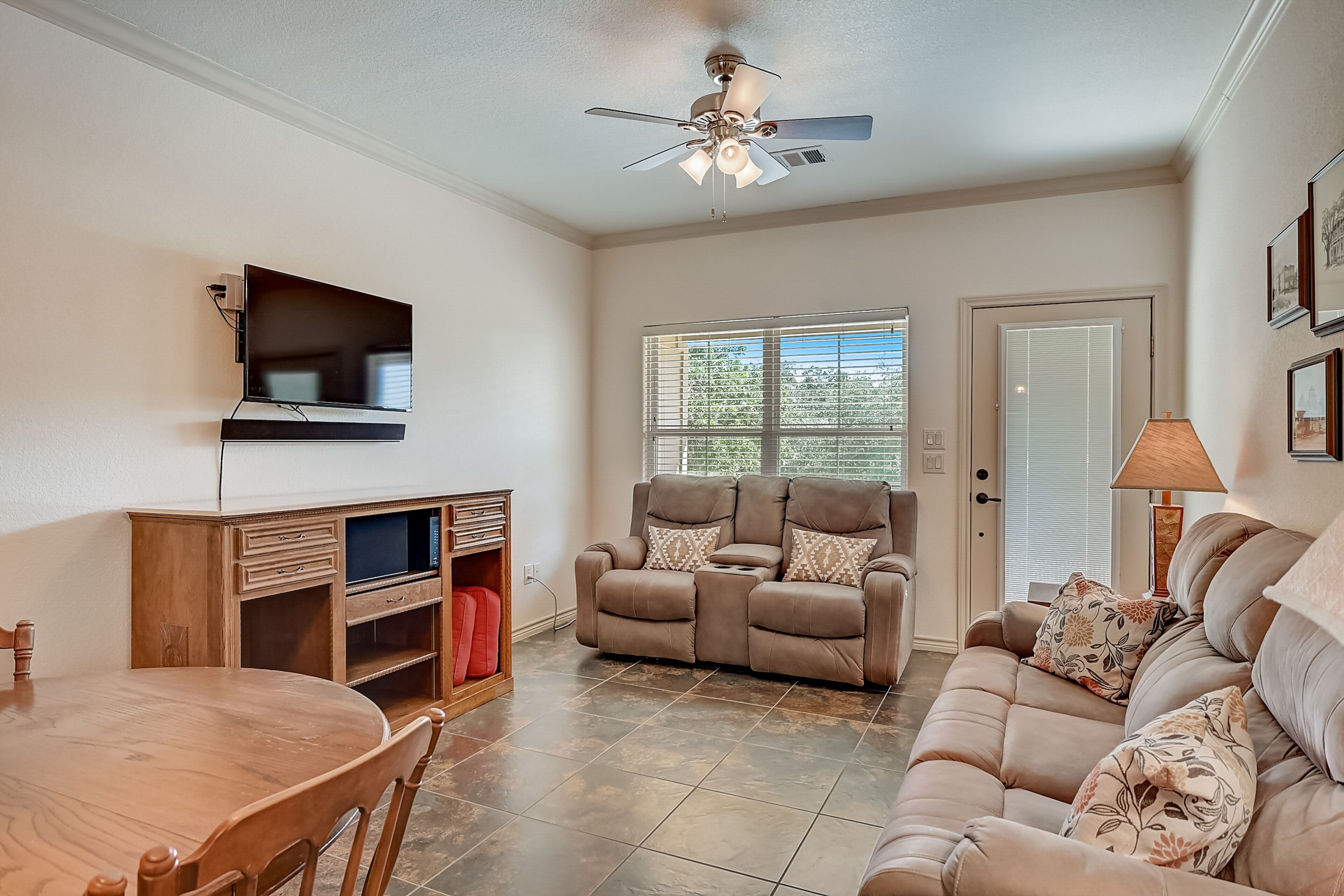 Cozy Hill Country home with hot tub, grill, patio, W/D, & AC