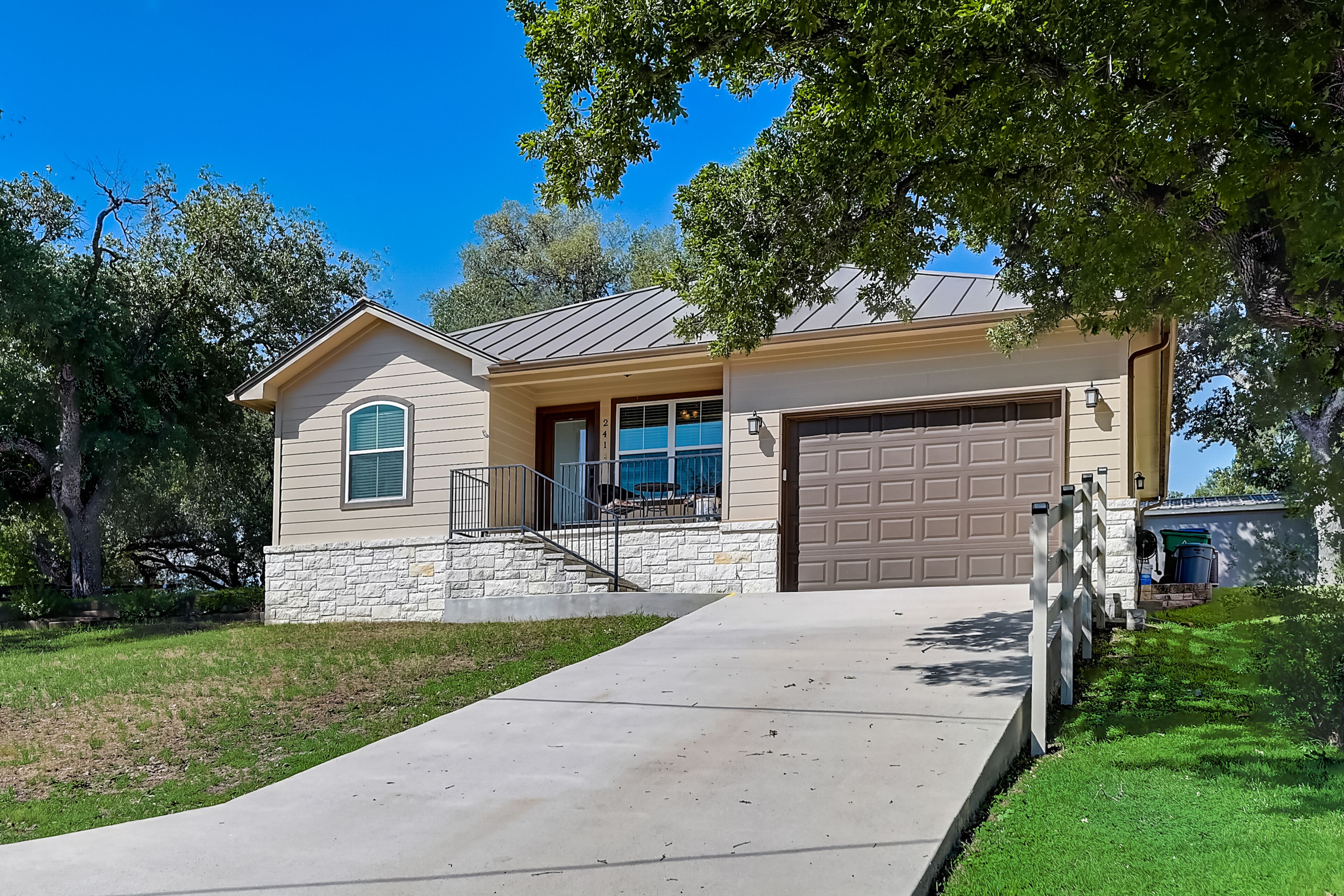 Cozy Hill Country home with hot tub, grill, patio, W/D, & AC