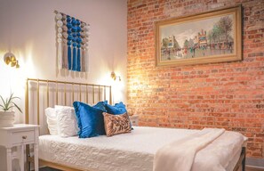 2 habitaciones, escritorio, tabla de planchar con plancha y wifi gratis 