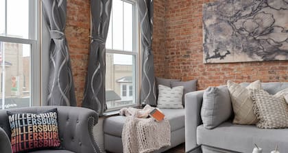 Upscale Downtown Getaway • Walk to Shops & Dining