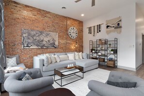 Una Smart TV, una chimenea