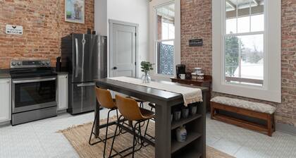 Downtown 2-BR Loft w/ Soaking Tub, Fireplace, Deck