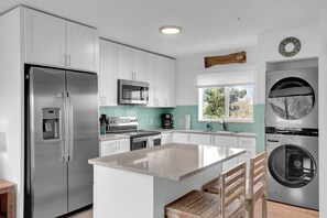 ثلاجة، ميكروويف، فرن، موقد طهي مسطح