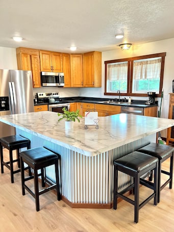 Fridge, microwave, oven, stovetop. Kountry Home With Gorgeous Sunset Views