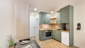 Kühlschrank, Mikrowelle, Ofen, Herdplatte