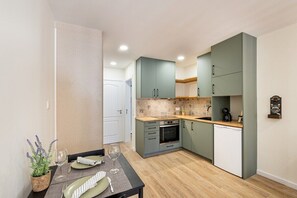 Frigorífico, microondas, horno y placa de cocina