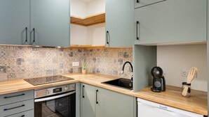 Réfrigérateur, four à micro-ondes, un four, surface de cuisson