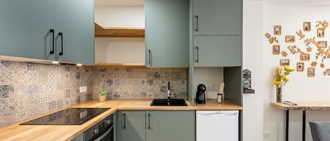 Fridge, microwave, oven, stovetop