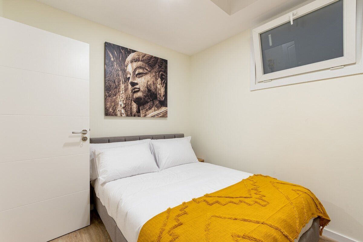 2 bedrooms, iron/ironing board, internet, bed sheets