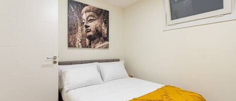 2 bedrooms, iron/ironing board, internet, bed sheets