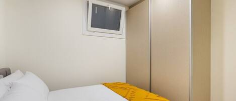 2 bedrooms, iron/ironing board, internet, bed sheets