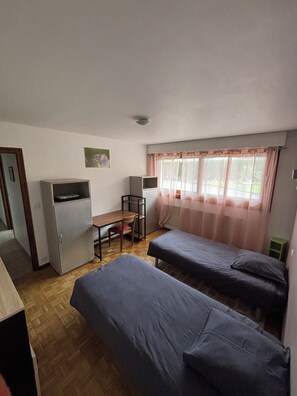 3 Schlafzimmer, Schreibtisch, Bügeleisen/Bügelbrett, Reisekinderbett