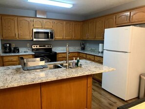 Fridge, microwave, oven, stovetop - Bee Home.. (Rome)