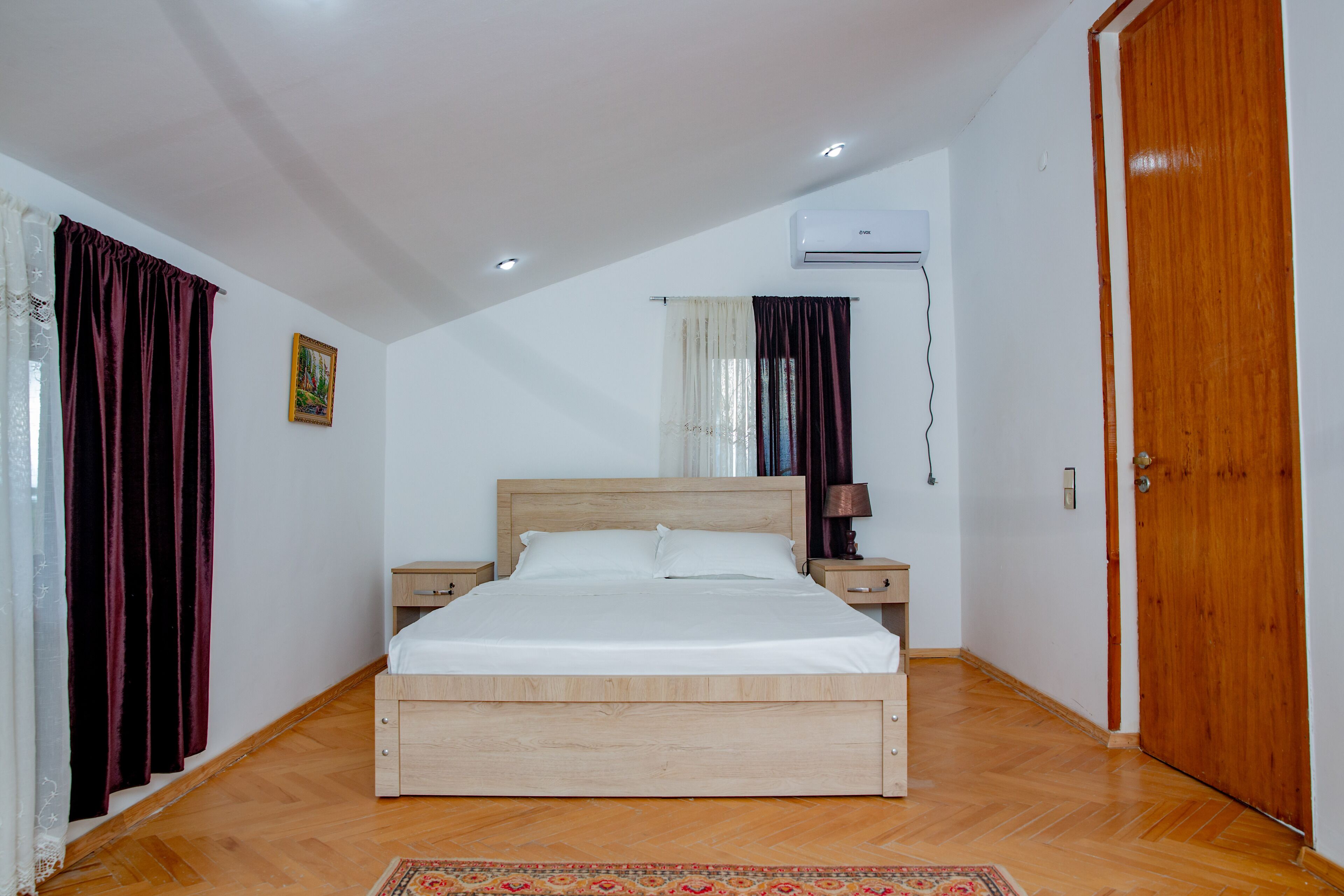 3 habitaciones, tabla de planchar con plancha, wifi y ropa de cama 