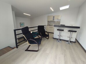 Loft exclusivo, 1 cama King size, baño privado, vista al patio | Área de sala de estar