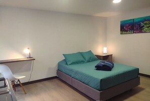 Estudio Confort | Ropa de cama de alta calidad y caja de seguridad en la habitación 