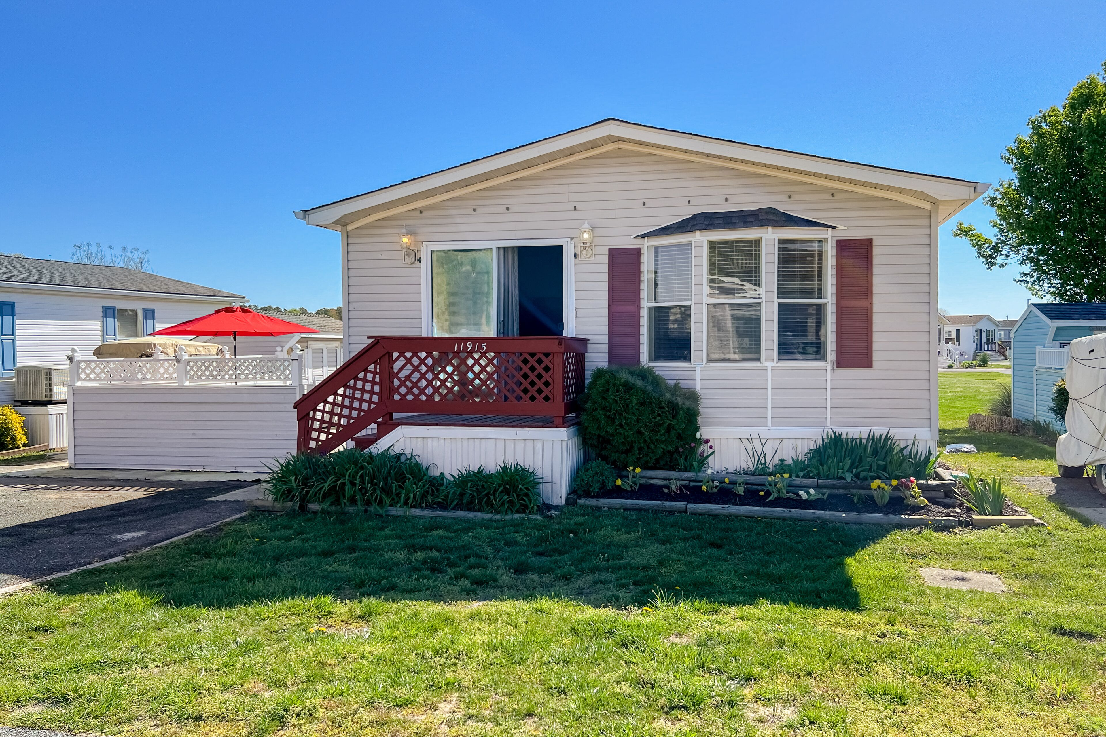 Comfortable home with tennis court, jetted tub, pool, W/D, patio, & full kitchen