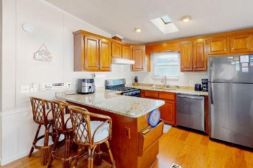 Comfortable home with tennis court, jetted tub, pool, W/D, patio, & full kitchen