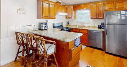 Comfortable home with tennis court, jetted tub, pool, W/D, patio, & full kitchen