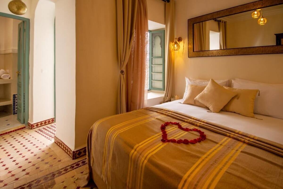 Decoración personalizada, wifi gratis y ropa de cama