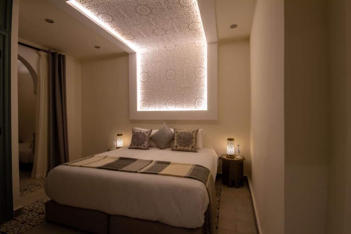 Decoración personalizada, wifi gratis y ropa de cama