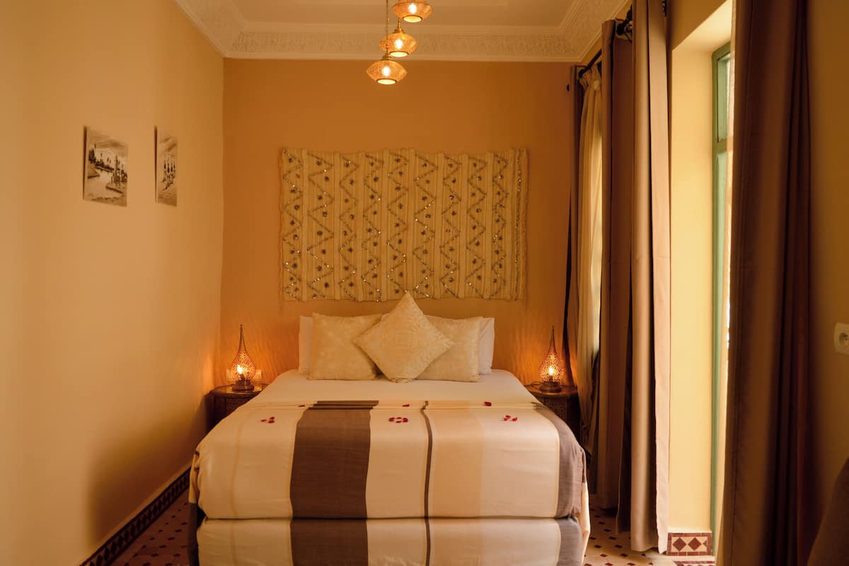 Decoración personalizada, wifi gratis y ropa de cama