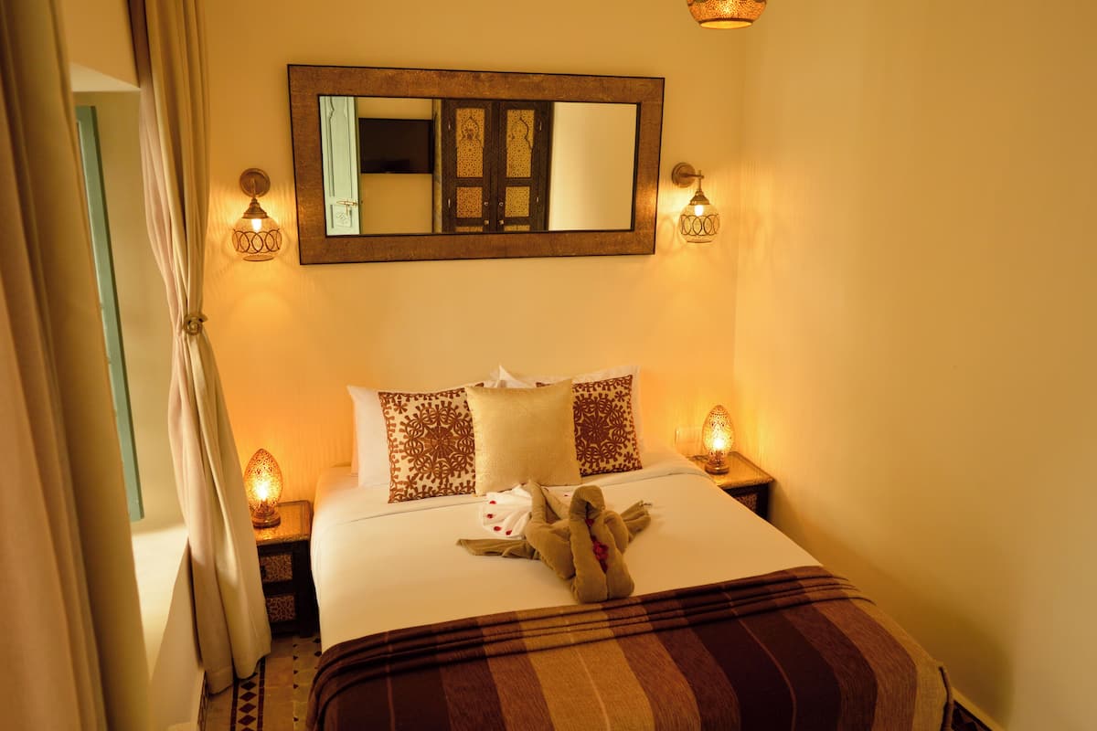 Decoración personalizada, wifi gratis y ropa de cama