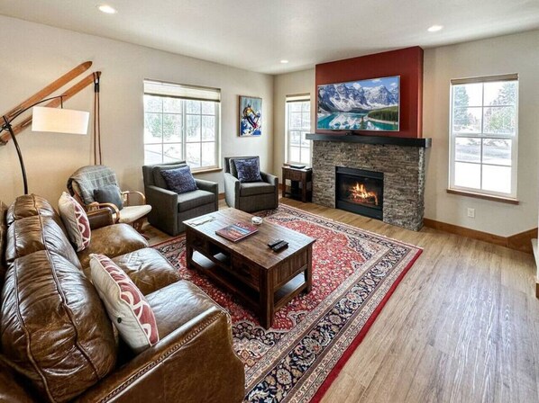 Smart TV, fireplace